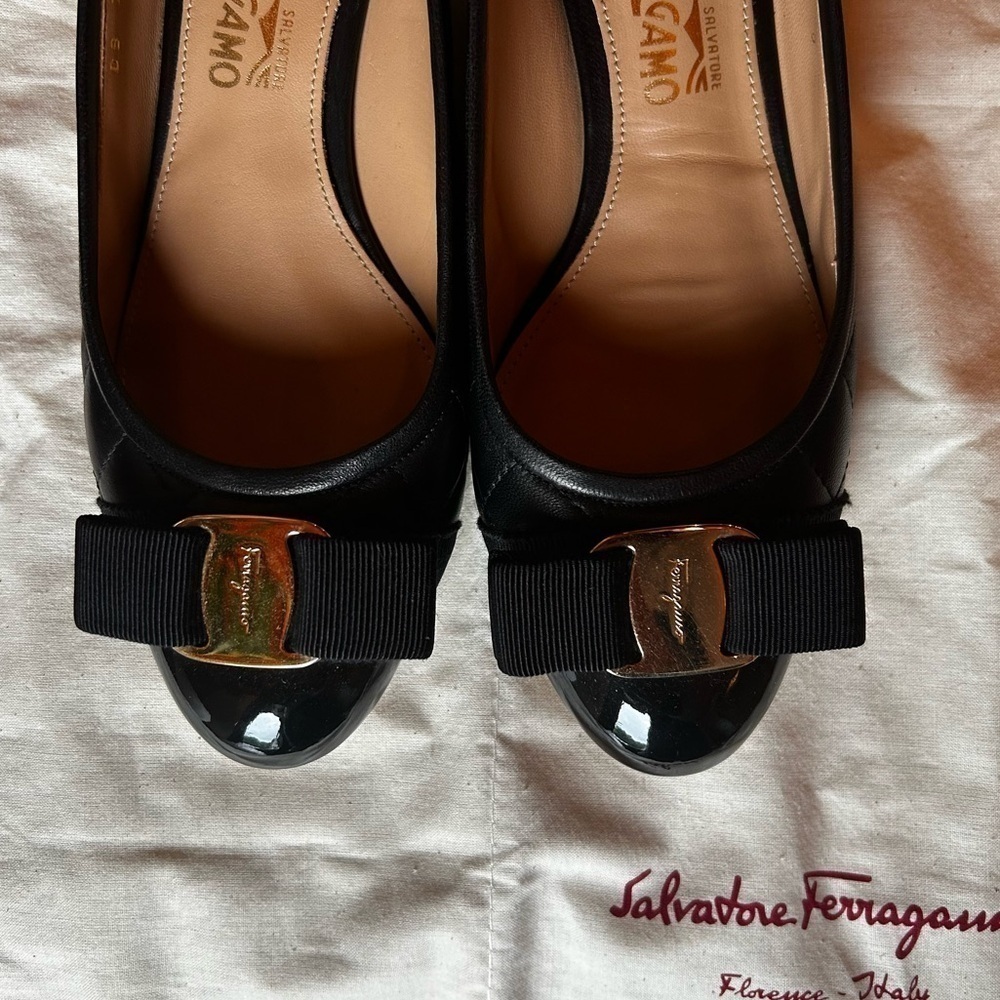 SALVATORE FERRAGAMO Vara Pump Size 6 - Picture 16 of 16